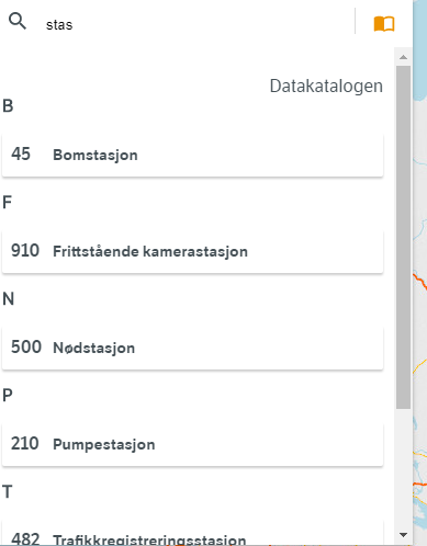 Søk etter objekttype i datakatalogen innebygget i Vegkarts søkefelt. Skriv frasen "stas" for å finne objekttyper med "stas" i navnet, for eksempel Bomstasjon, Nødstasjon og så videre. 