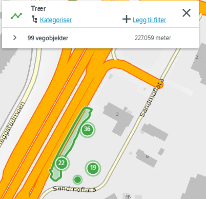 Søk etter objekttype 199 Trær på Sandmoen sør for Trondheim. Trærne har egengeometri og har tydelig plassering i terreng ved siden av vegen.